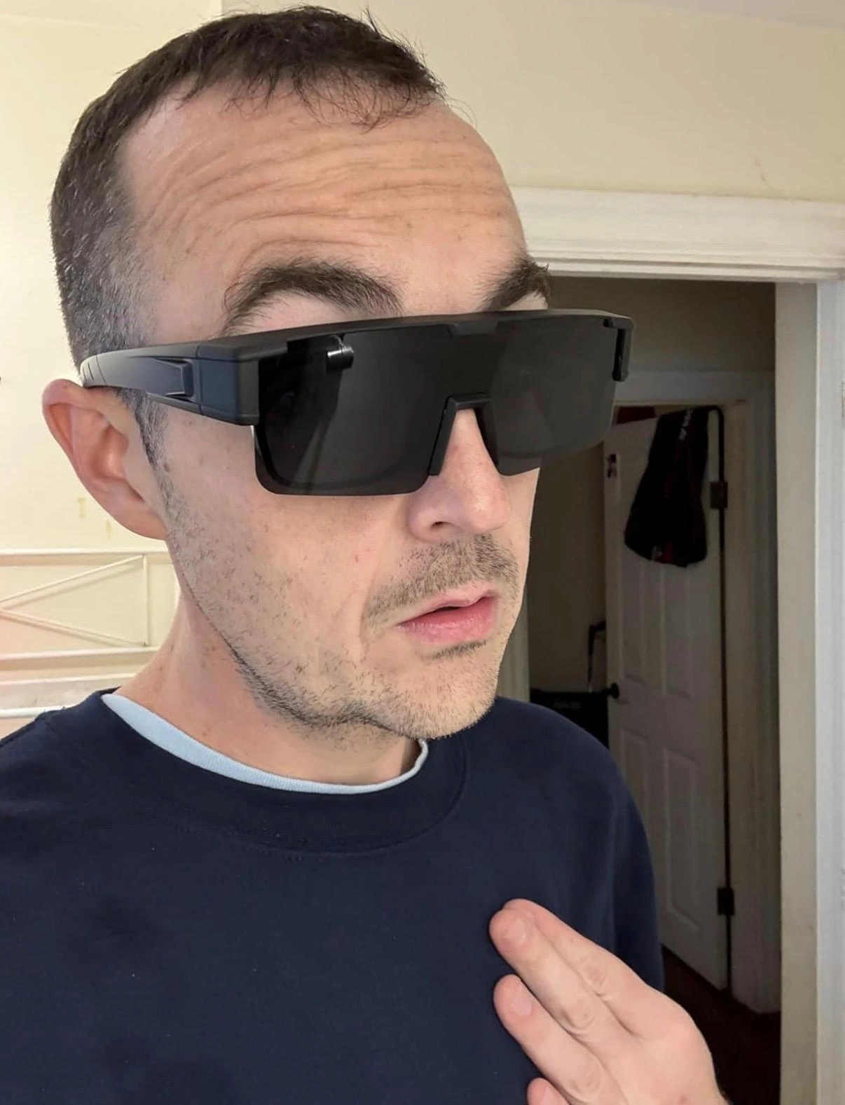 Client portant les Sur-Lunettes Polarisées